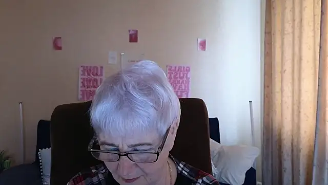 Sandra Snowflake online show from 05/13/26, 04:21