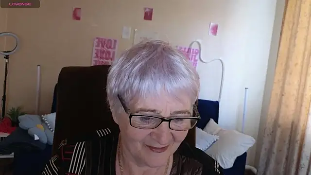Sandra Snowflake online show from 05/14/26, 04:08