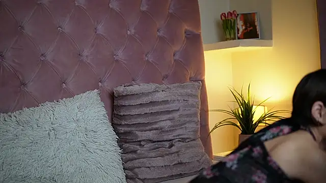 Snapshot of MaiaMini chatting on 10/10/25, 10:53 MaiaMini online show from 10/10/25, 10:53