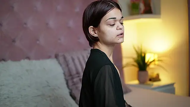 Snapshot of MaiaMini chatting on 10/29/25, 10:00 MaiaMini online show from 10/29/25, 10:00