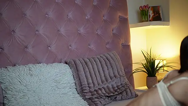 Snapshot of MaiaMini chatting on 11/13/25, 10:52 MaiaMini online show from 11/13/25, 10:52