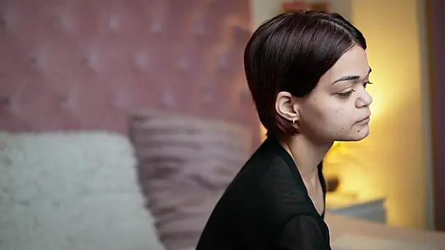 Snapshot of MaiaMini chatting on 11/14/25, 10:51 MaiaMini online show from 11/14/25, 10:51