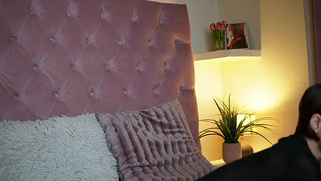 Snapshot of MaiaMini chatting on 11/15/25, 09:11 MaiaMini online show from 11/15/25, 09:11