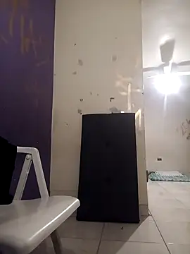 Snapshot of LeonRoots chatting on 10/29/25, 06:59 LeonRoots online show from 10/29/25, 06:59