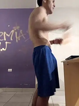 Snapshot of LeonRoots chatting on 10/31/25, 07:53 LeonRoots online show from 10/31/25, 07:53