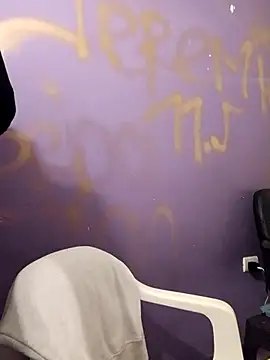 Snapshot of LeonRoots chatting on 12/23/25, 08:12 LeonRoots online show from 12/23/25, 08:12