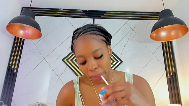 Snapshot of EmilyDiaaz chatting on 10/17/25, 12:19 EmilyDiaaz online show from 10/17/25, 12:19