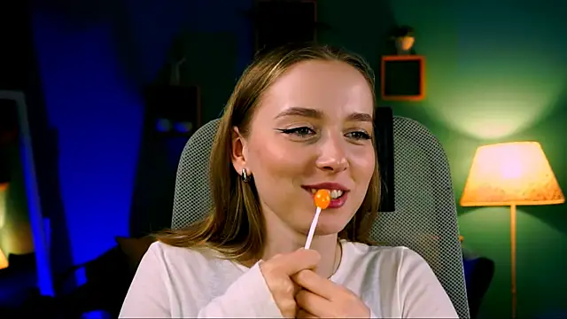 Snapshot of JenniferGraces chatting on 03/22/25, 10:48 JenniferGraces online show from 03/22/25, 10:48