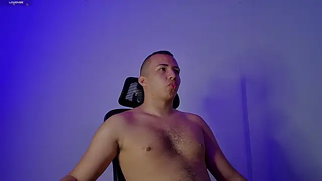 Snapshot of Donathoo1 chatting on 03/06/25, 02:18 Donathoo1 online show from 03/06/25, 02:18