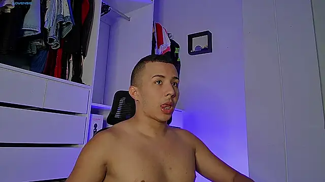 Snapshot of Donathoo1 chatting on 09/19/25, 10:10 Donathoo1 online show from 09/19/25, 10:10