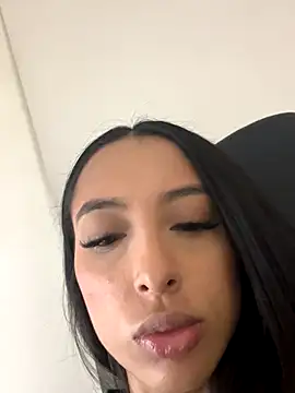 Snapshot of agaataa_ chatting on 11/21/25, 12:54 agaataa online show from 11/21/25, 12:54