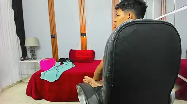 Snapshot of leslieanddrako chatting on 03/02/25, 10:27 leslieanddrako online show from 03/02/25, 10:27