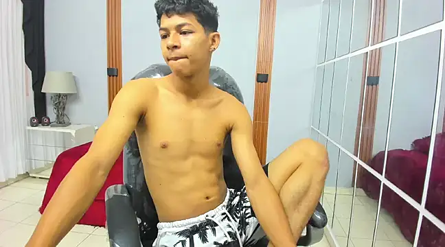 Snapshot of leslieanddrako chatting on 03/05/25, 10:32 leslieanddrako online show from 03/05/25, 10:32