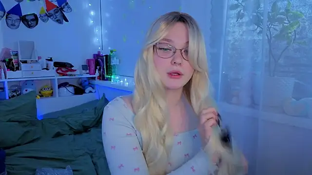 Snapshot of milliedoll chatting on 10/13/25, 09:42 milliedoll online show from 10/13/25, 09:42