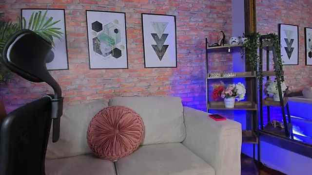 Lucia Brown  online show from 09/20/25, 09:27