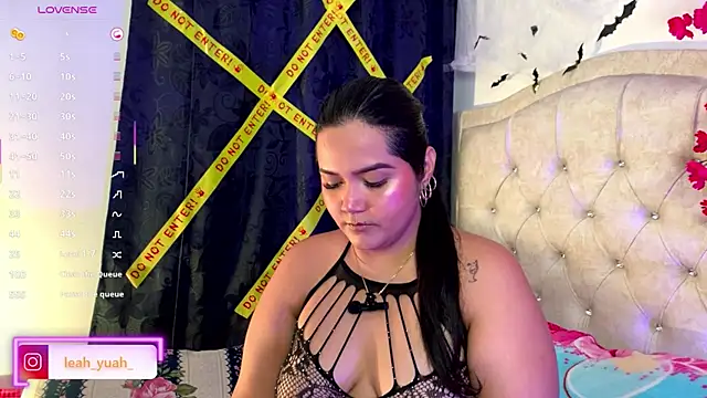 Leah yuah  online show from 10/17/25, 04:37