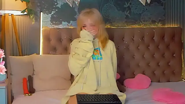 EmilyAngells online show from 03/04/26, 07:03