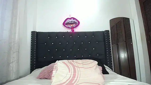 Snapshot of AprilHotty chatting on 10/28/25, 08:22 AprilHotty online show from 10/28/25, 08:22