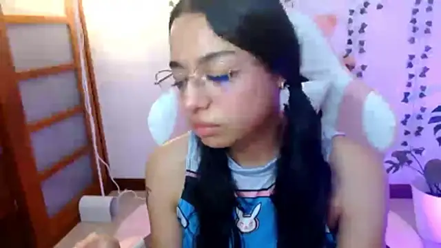 Snapshot of hellokitty__valery chatting on 06/12/26, 01:59 hellokitty valery online show from 06/12/26, 01:59