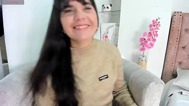 Snapshot of laura_hotties chatting on 07/04/26, 01:39 laura hotties online show from 07/04/26, 01:39