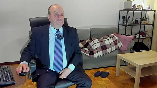 Snapshot of masterboy50 chatting on 10/19/25, 01:23 masterboy50 online show from 10/19/25, 01:23