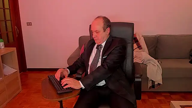 Snapshot of masterboy50 chatting on 11/23/25, 04:40 masterboy50 online show from 11/23/25, 04:40