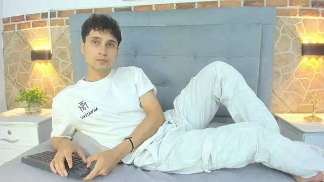 Snapshot of buddy_whitte chatting on 03/15/25, 10:03 buddy whitte online show from 03/15/25, 10:03