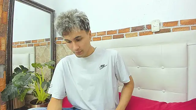 Snapshot of buddy_whitte chatting on 09/11/25, 12:05 buddy whitte online show from 09/11/25, 12:05