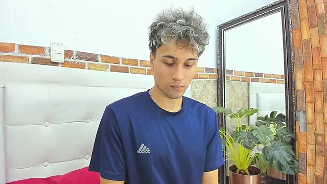 Snapshot of buddy_whitte chatting on 09/17/25, 12:18 buddy whitte online show from 09/17/25, 12:18