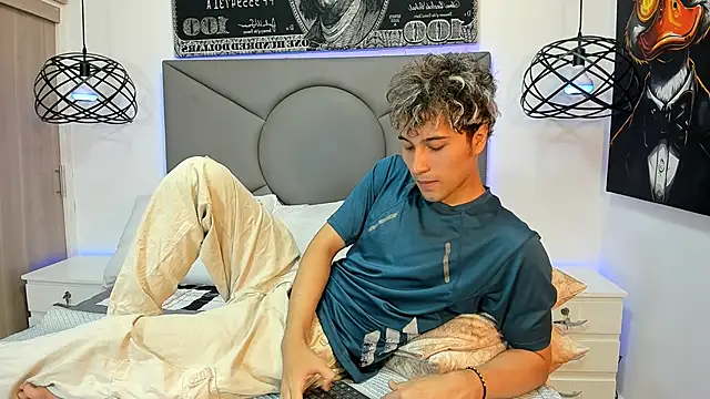 Snapshot of buddy_whitte chatting on 10/23/25, 12:04 buddy whitte online show from 10/23/25, 12:04