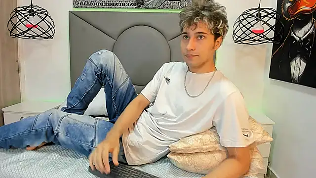 Snapshot of buddy_whitte chatting on 10/27/25, 12:09 buddy whitte online show from 10/27/25, 12:09