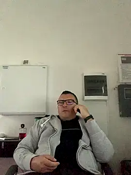 Snapshot of Mike8523 chatting on 09/28/25, 04:29 Mike8523 online show from 09/28/25, 04:29