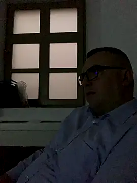 Snapshot of Mike8523 chatting on 12/17/25, 05:35 Mike8523 online show from 12/17/25, 05:35