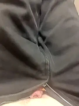 Snapshot of TOPGUN_69 chatting on 10/27/25, 09:30 TOPGUN 69 online show from 10/27/25, 09:30