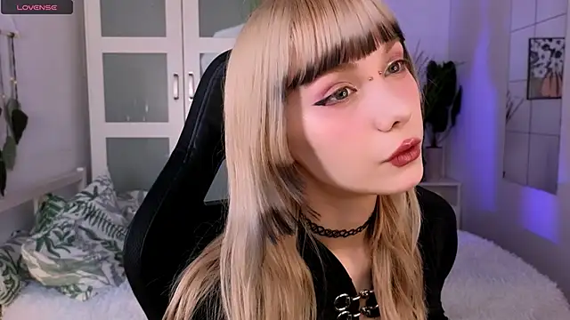 Snapshot of Cherry_Bite chatting on 11/13/25, 09:47 Cherry Bite online show from 11/13/25, 09:47