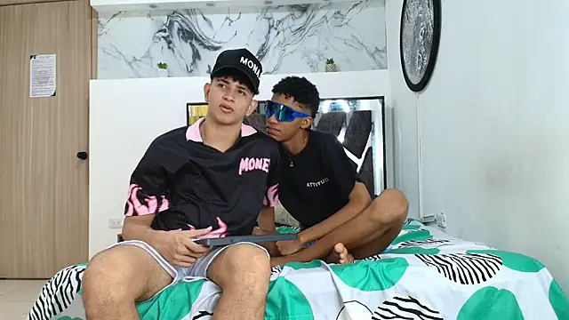 Snapshot of KING_OFF_BOYS chatting on 09/22/25, 01:24 KING OFF BOYS online show from 09/22/25, 01:24