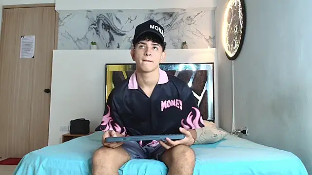 Snapshot of KING_OFF_BOYS chatting on 09/29/25, 01:27 KING OFF BOYS online show from 09/29/25, 01:27