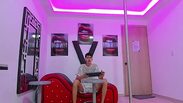 Snapshot of KING_OFF_BOYS chatting on 10/04/25, 01:09 KING OFF BOYS online show from 10/04/25, 01:09