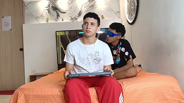 Snapshot of KING_OFF_BOYS chatting on 10/13/25, 01:22 KING OFF BOYS online show from 10/13/25, 01:22