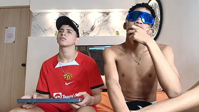 Snapshot of KING_OFF_BOYS chatting on 10/14/25, 01:34 KING OFF BOYS online show from 10/14/25, 01:34