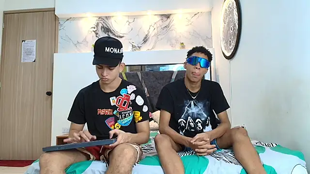 Snapshot of KING_OFF_BOYS chatting on 10/17/25, 01:25 KING OFF BOYS online show from 10/17/25, 01:25