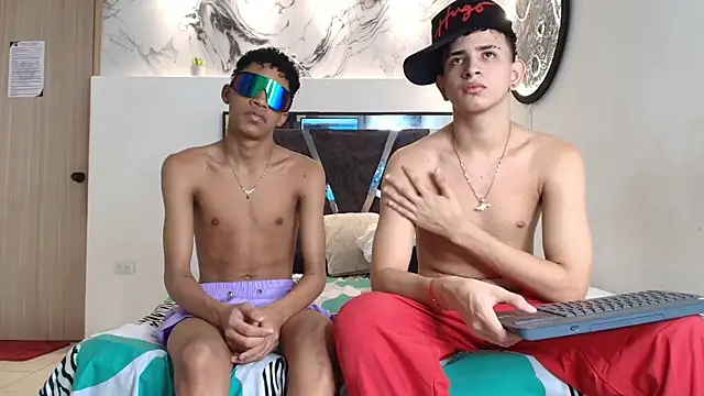 Snapshot of KING_OFF_BOYS chatting on 10/22/25, 01:22 KING OFF BOYS online show from 10/22/25, 01:22