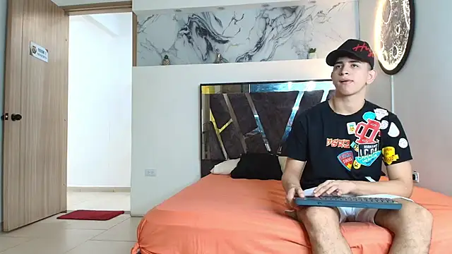 Snapshot of KING_OFF_BOYS chatting on 11/15/25, 01:18 KING OFF BOYS online show from 11/15/25, 01:18