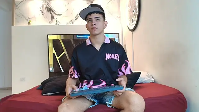 Snapshot of KING_OFF_BOYS chatting on 11/18/25, 02:54 KING OFF BOYS online show from 11/18/25, 02:54