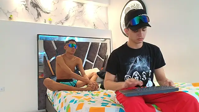 Snapshot of KING_OFF_BOYS chatting on 11/21/25, 01:32 KING OFF BOYS online show from 11/21/25, 01:32