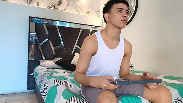 Snapshot of KING_OFF_BOYS chatting on 11/22/25, 01:10 KING OFF BOYS online show from 11/22/25, 01:10