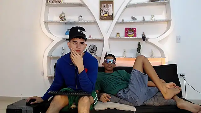 Snapshot of KING_OFF_BOYS chatting on 12/04/25, 01:20 KING OFF BOYS online show from 12/04/25, 01:20