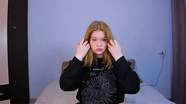 LaseyMoon online show from 10/12/25, 01:37