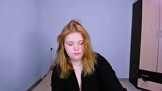 LaseyMoon online show from 11/25/25, 02:44