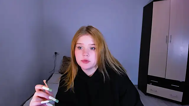 LaseyMoon online show from 12/19/25, 09:27